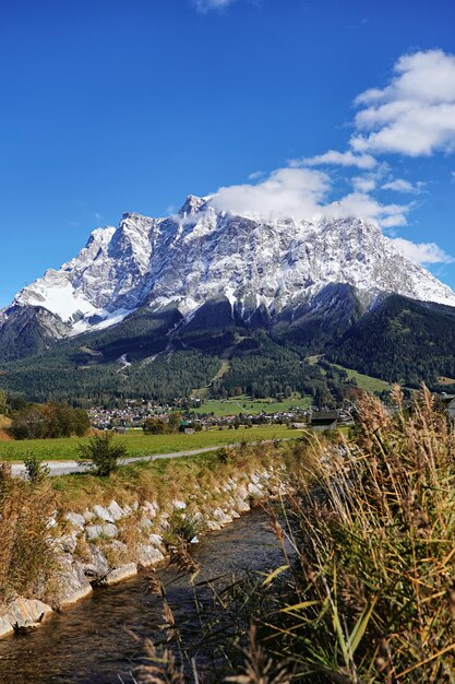 Schöner Blick auf den schneebedeckten Zugspitze gegen den blauen Himmel