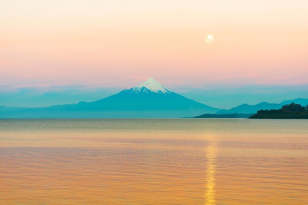 Foto schöner blick auf den see bei sonnenuntergang