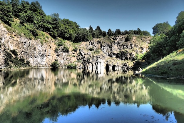 Foto schöner blick auf den see durch bäume vor klarem himmel