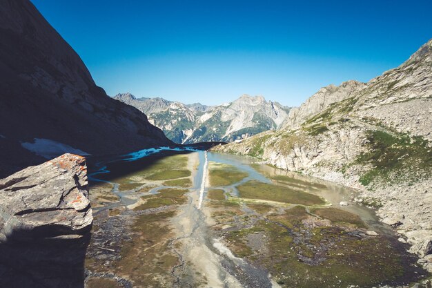 Schöner Blick auf den See durch die Berge gegen den klaren blauen Himmel