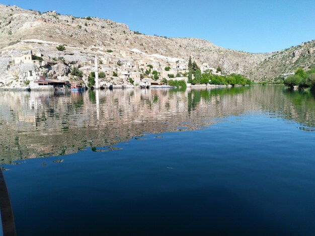 Foto schöner blick auf den see durch die berge gegen den klaren blauen himmel