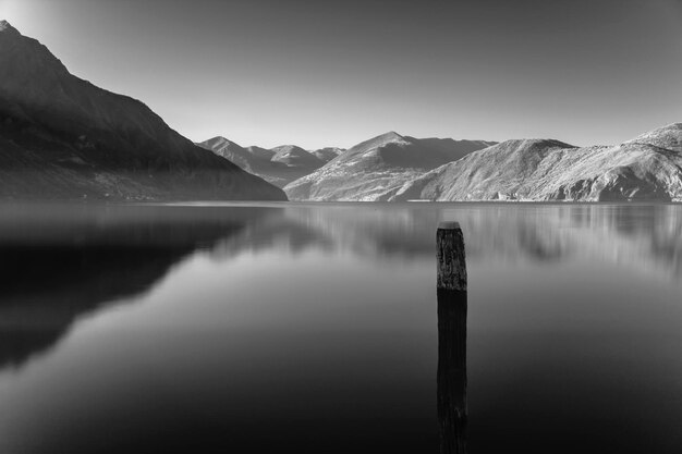 Foto schöner blick auf den see durch die berge vor klarem himmel