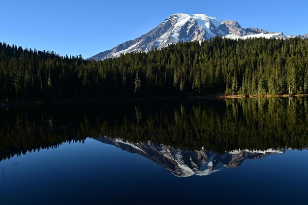 Foto schöner blick auf den see durch schneebedeckte berge gegen den himmel