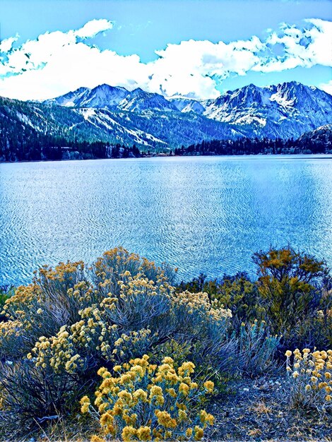 Schöner Blick auf den See durch schneebedeckte Berge gegen den Himmel