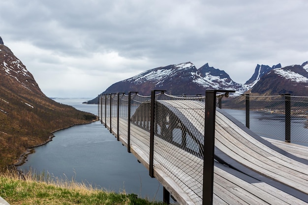 Foto schöner blick auf den see durch schneebedeckte berge gegen den himmel