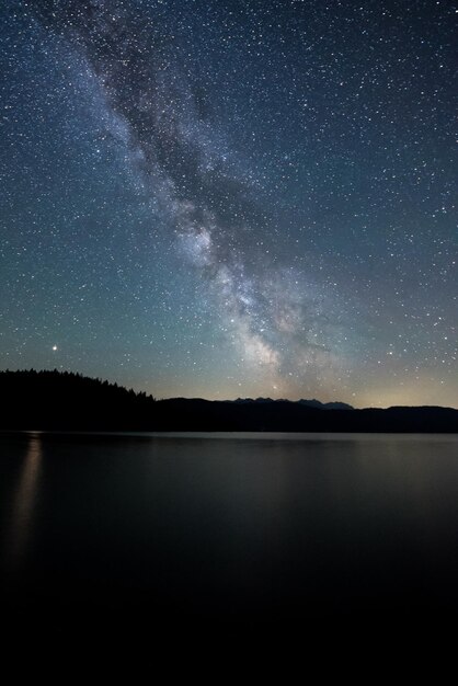 Foto schöner blick auf den see gegen das sternenfeld in der nacht