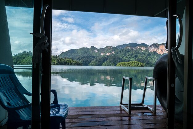 Schöner Blick auf den See gegen den Himmel durch das Fenster