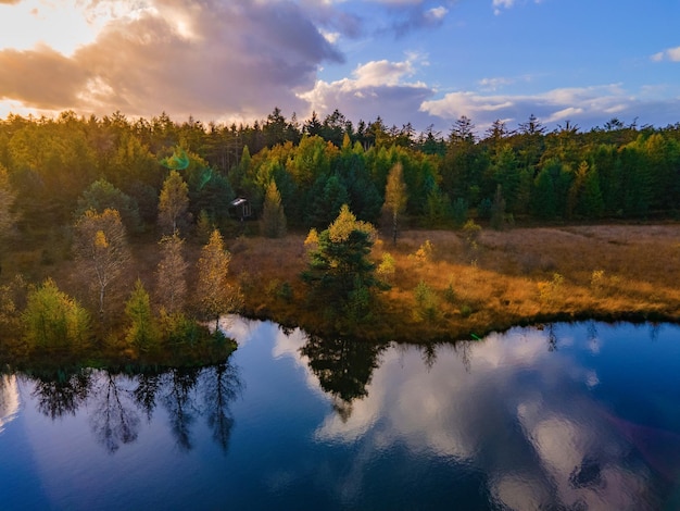 Schöner Blick auf den See gegen den Himmel im Herbst