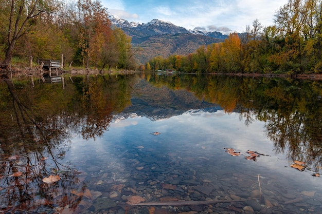 Schöner Blick auf den See gegen den Himmel im Herbst