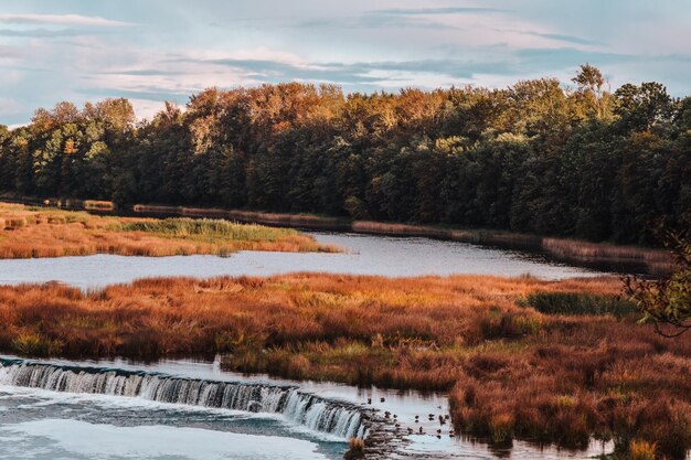 Foto schöner blick auf den see gegen den himmel im herbst