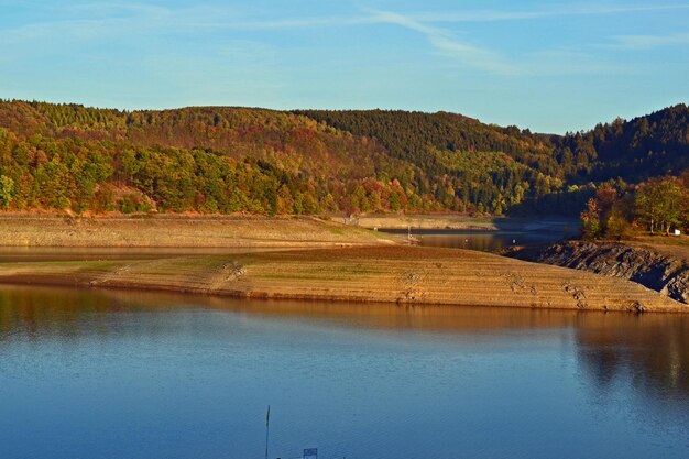 Foto schöner blick auf den see gegen den himmel im herbst