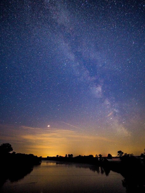 Foto schöner blick auf den see gegen den nachthimmel