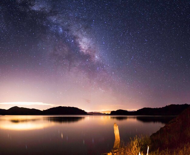 Foto schöner blick auf den see gegen den nachthimmel