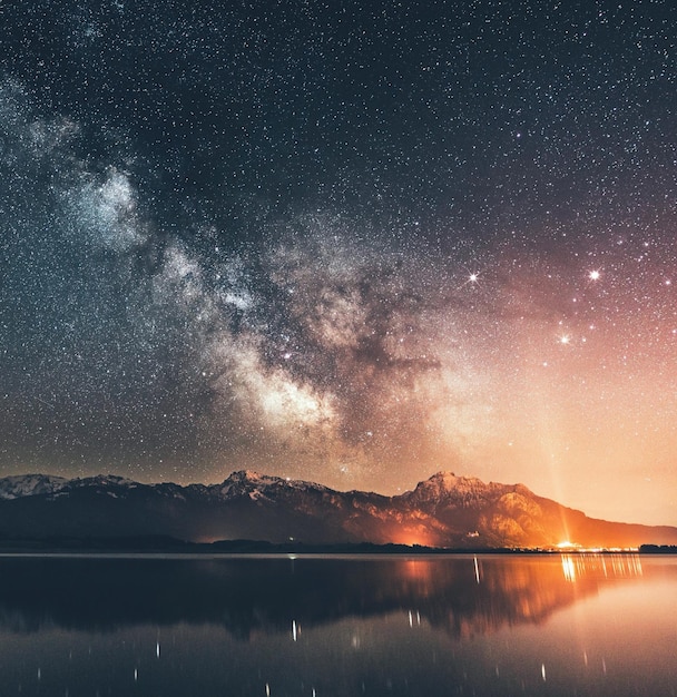 Foto schöner blick auf den see gegen den nachthimmel