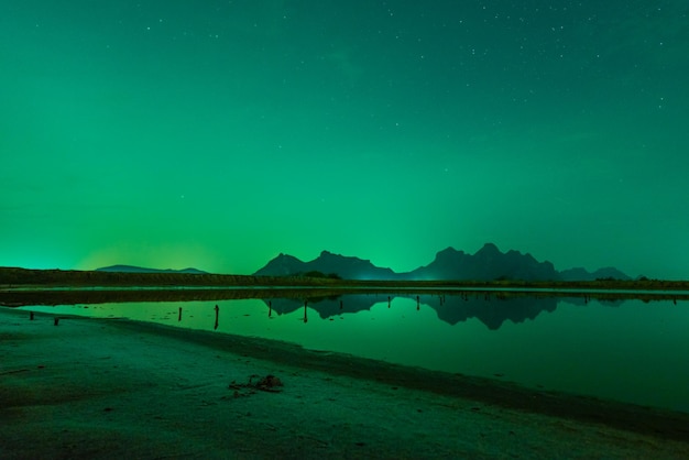 Schöner Blick auf den See gegen den Nachthimmel