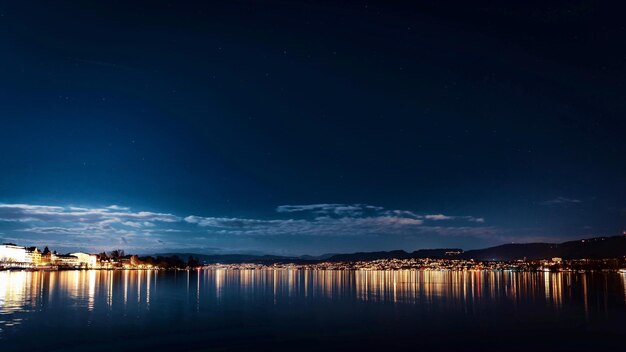 Foto schöner blick auf den see gegen den nachthimmel