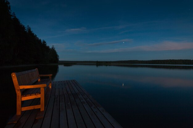 Foto schöner blick auf den see gegen den nachthimmel