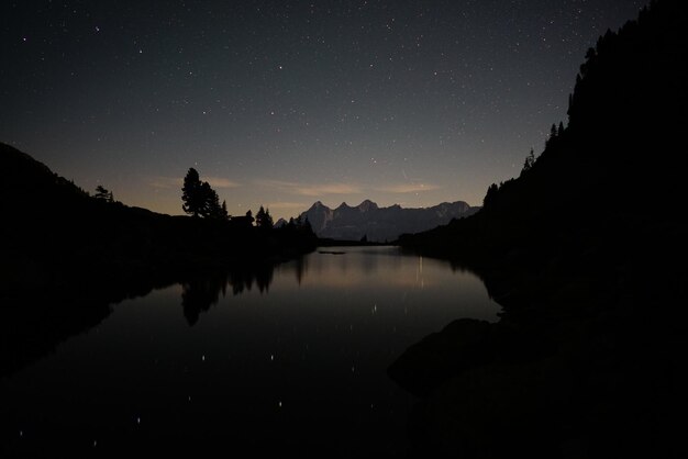 Foto schöner blick auf den see gegen den nachthimmel