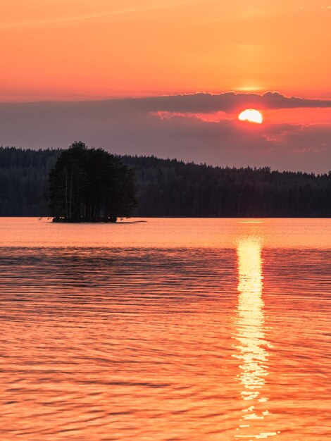 Schöner Blick auf den See gegen den romantischen Himmel beim Sonnenuntergang