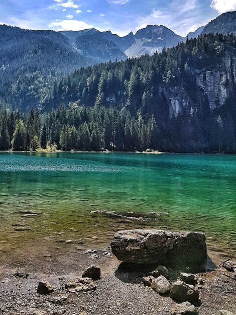 Schöner Blick auf den See gegen die Berge