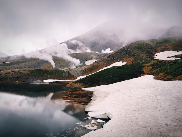 Foto schöner blick auf den see und die berge gegen den himmel.