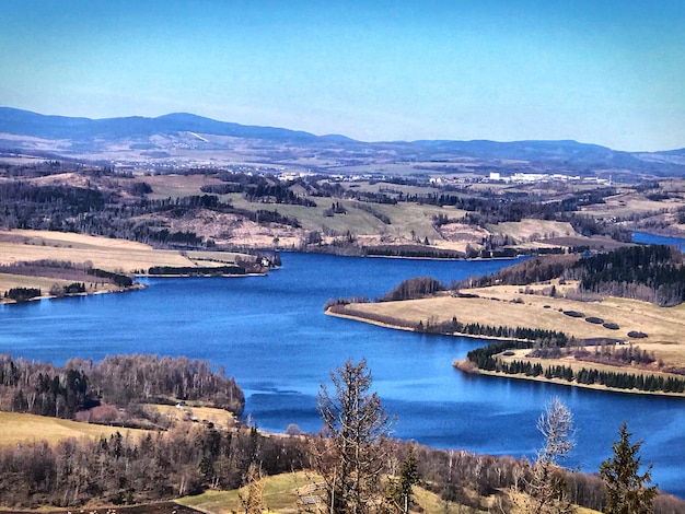 Foto schöner blick auf den see und die berge vor dem blauen himmel