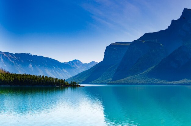 Foto schöner blick auf den see und die berge vor dem blauen himmel