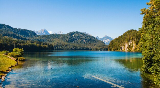 Foto schöner blick auf den see und die berge vor klarem blauem himmel