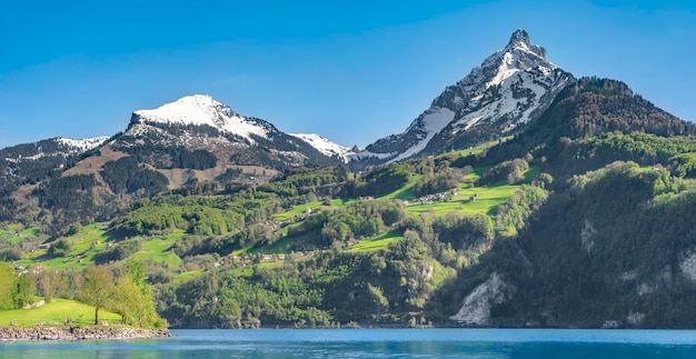 Foto schöner blick auf den see und die berge vor klarem himmel