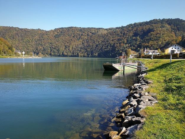 Foto schöner blick auf den see und die berge vor klarem himmel