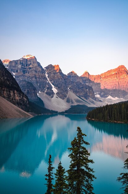 Foto schöner blick auf den see und die berge