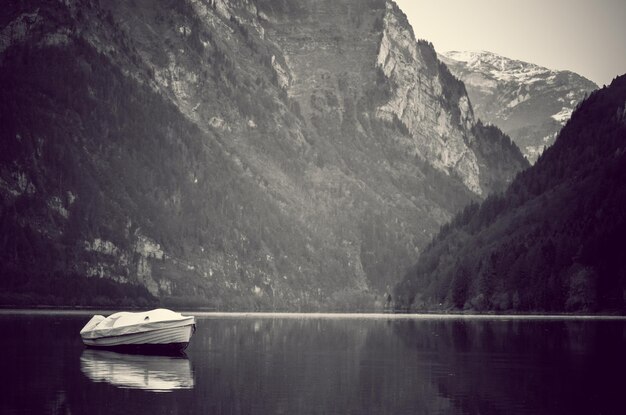 Schöner Blick auf den See von den Bergen