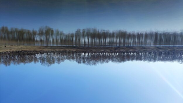 Foto schöner blick auf den see vor dem blauen himmel