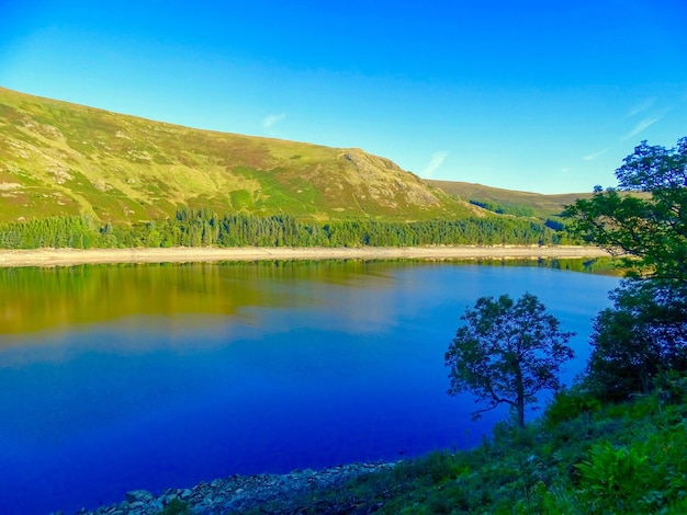 Foto schöner blick auf den see vor dem blauen himmel