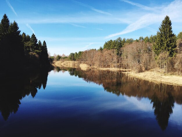 Foto schöner blick auf den see vor dem blauen himmel