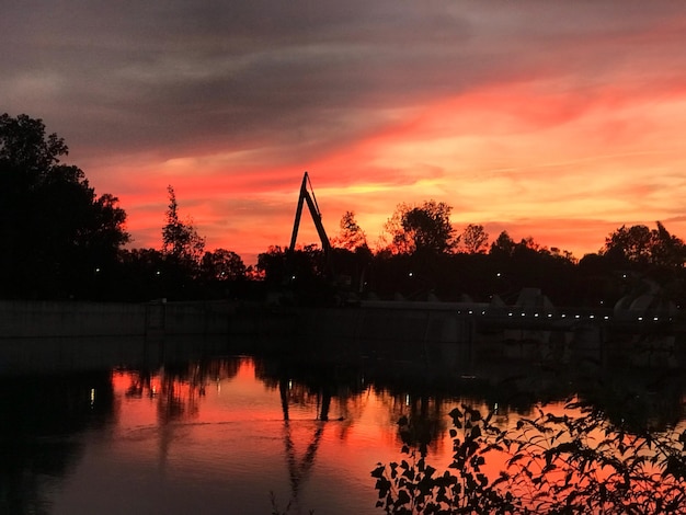 Foto schöner blick auf den see vor dem orangefarbenen himmel