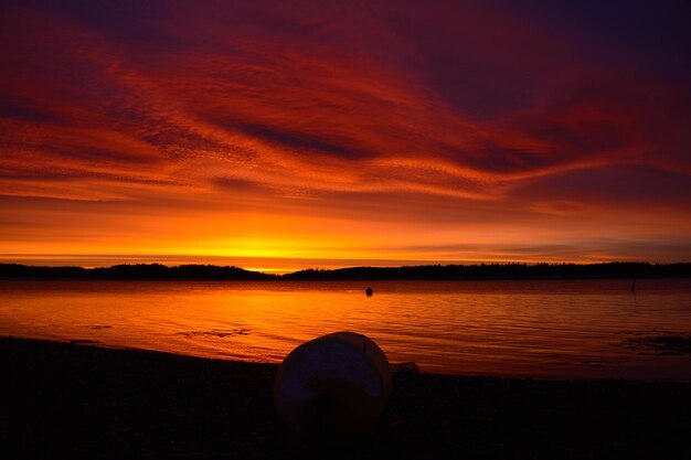 Foto schöner blick auf den see vor dem orangefarbenen himmel