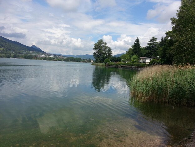 Schöner Blick auf den See vor einem bewölkten Himmel