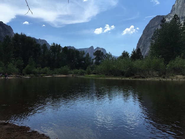 Foto schöner blick auf den see vor einem bewölkten himmel