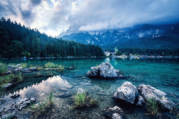 Schöner Blick auf den See vor einem bewölkten Himmel