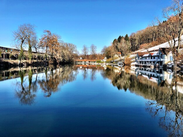 Foto schöner blick auf den see vor klarem blauen himmel