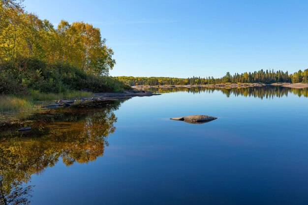 Foto schöner blick auf den see vor klarem blauen himmel