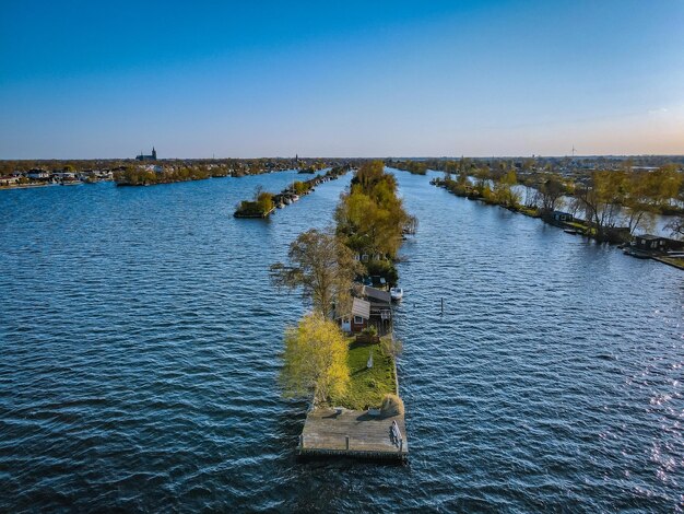 Foto schöner blick auf den see vor klarem blauen himmel