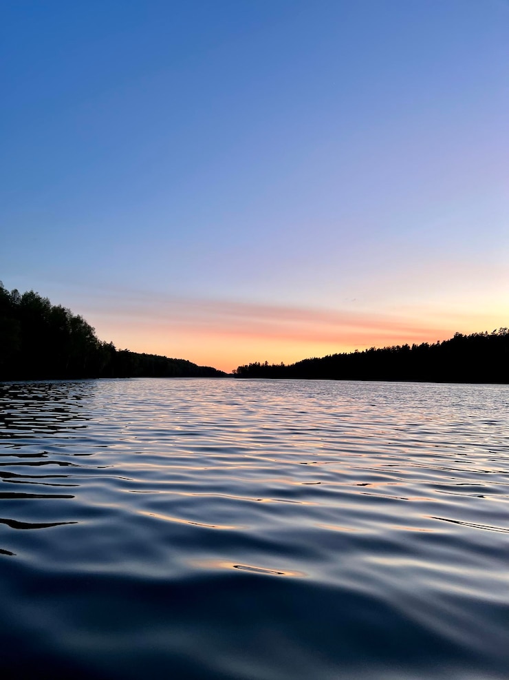 Foto schöner blick auf den see vor klarem himmel beim sonnenuntergang