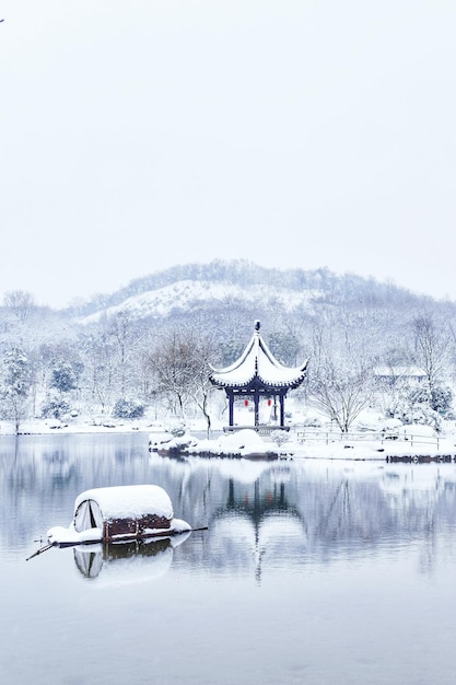 Schöner Blick auf den See vor klarem Himmel im Winter