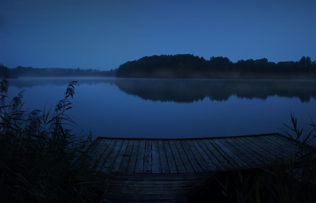 Foto schöner blick auf den see vor klarem himmel in der dämmerung