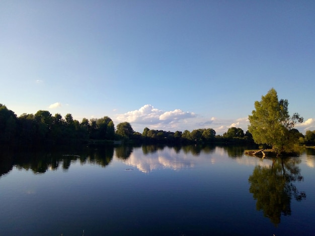 Schöner Blick auf den See vor klarem Himmel