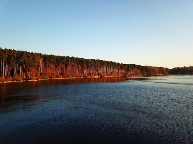 Foto schöner blick auf den see vor klarem himmel