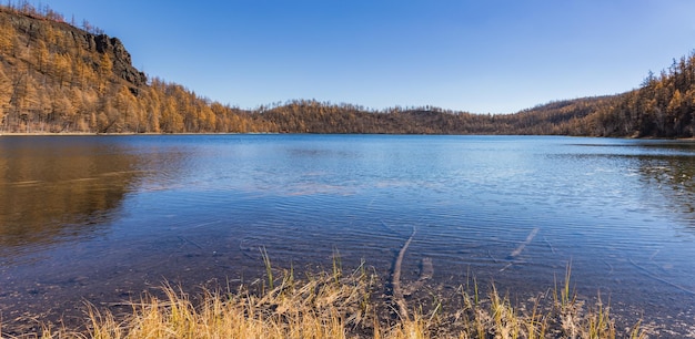 Foto schöner blick auf den see vor klarem himmel