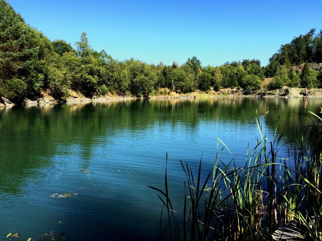 Foto schöner blick auf den see vor klarem himmel